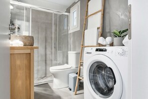 Secador de pelo, toallas, champú y papel higiénico