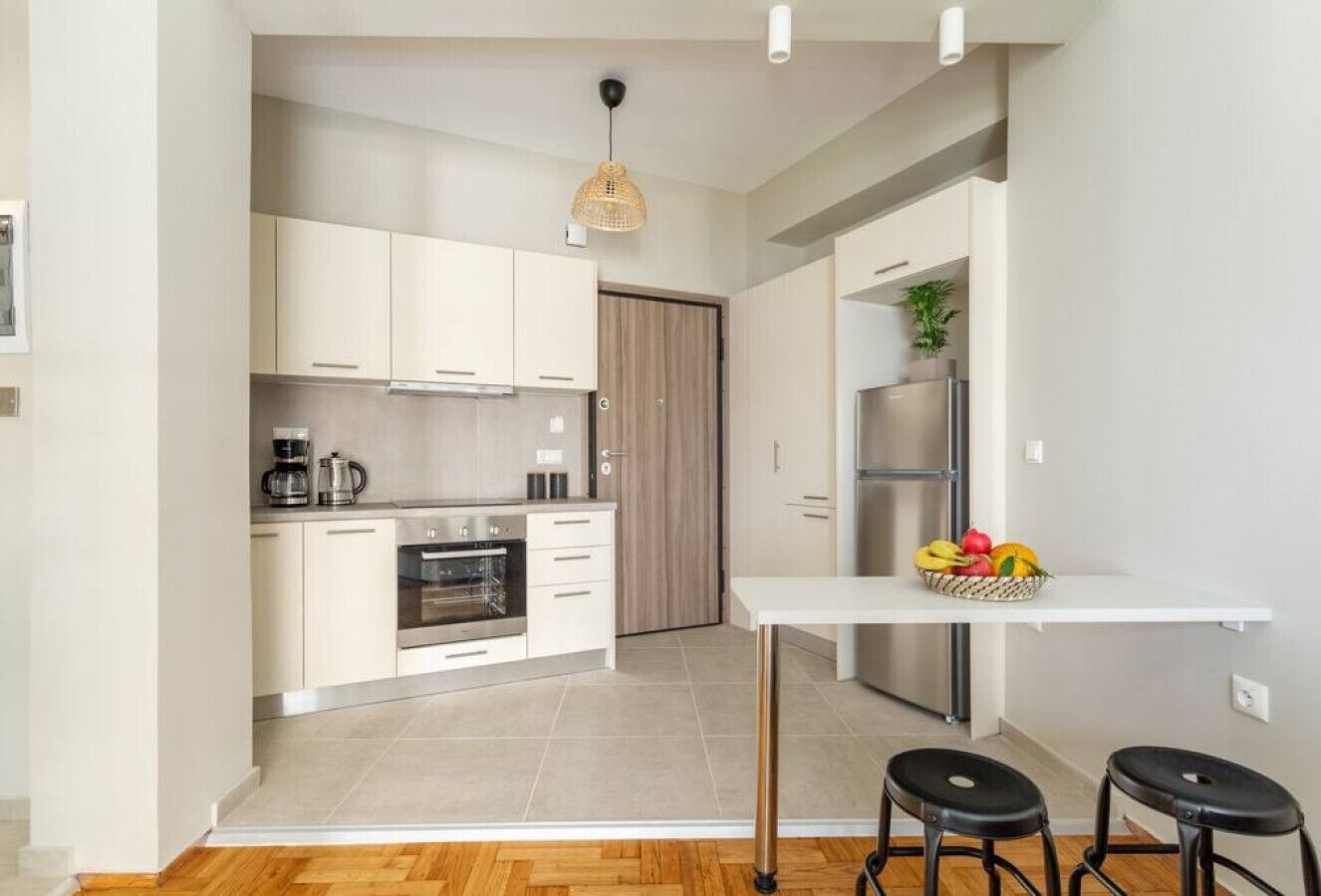 Frigorífico, microondas, horno y placa de cocina