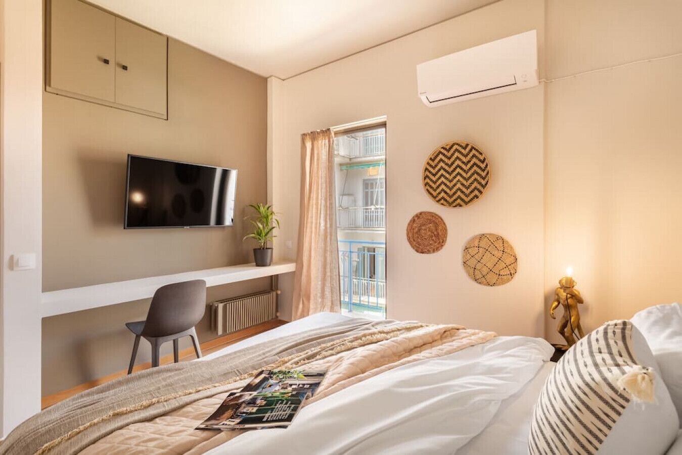 Tabla de planchar con plancha, wifi y ropa de cama 