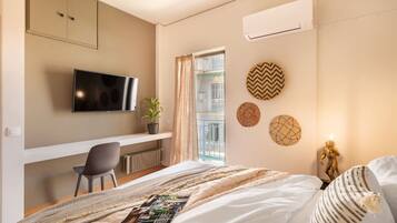 Tabla de planchar con plancha, wifi y ropa de cama