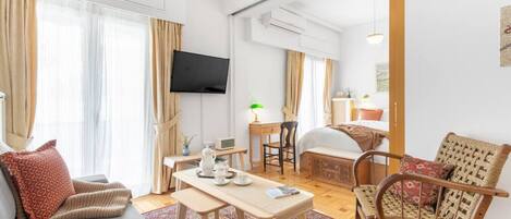 Bureau, fer et planche à repasser, Wi-Fi, draps fournis