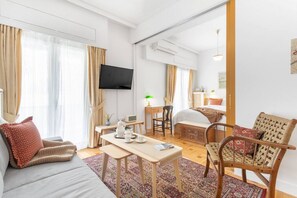 Desk, iron/ironing board, WiFi, bed sheets - Chill Out In Retropolitan Hideaway at Alsos Park (Athina)