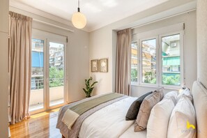 2 bedrooms, in-room safe, iron/ironing board, free WiFi - Contemporary 2-BDR APT near Kalimarmaro & Alsos! (Athina)