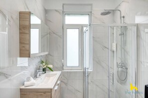 Hair dryer, towels - Contemporary 2-BDR APT near Kalimarmaro & Alsos! (Athina)