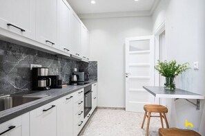 Køleskab, mikrobølgeovn, ovn, kogeplade