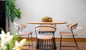Outdoor dining - Contemporary 2-BDR APT near Kalimarmaro & Alsos! (Athina)