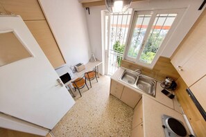 Wasserkocher mit Kaffee-/Teezubehör, Kühlschrank, Mikrowelle, Ofen