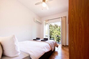 Desk, iron/ironing board, WiFi, bed sheets - Acropolis Hillside Escape, Sea & Nature Views (Athina)