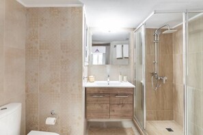 Hair dryer, towels, soap, shampoo - Explore History from a Chic Central Apartment (Athina)