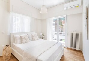 Desk, iron/ironing board, WiFi, bed sheets - Explore History from a Chic Central Apartment (Athina)