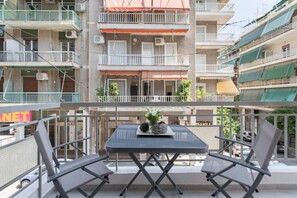 Outdoor dining - Explore History from a Chic Central Apartment (Athina)