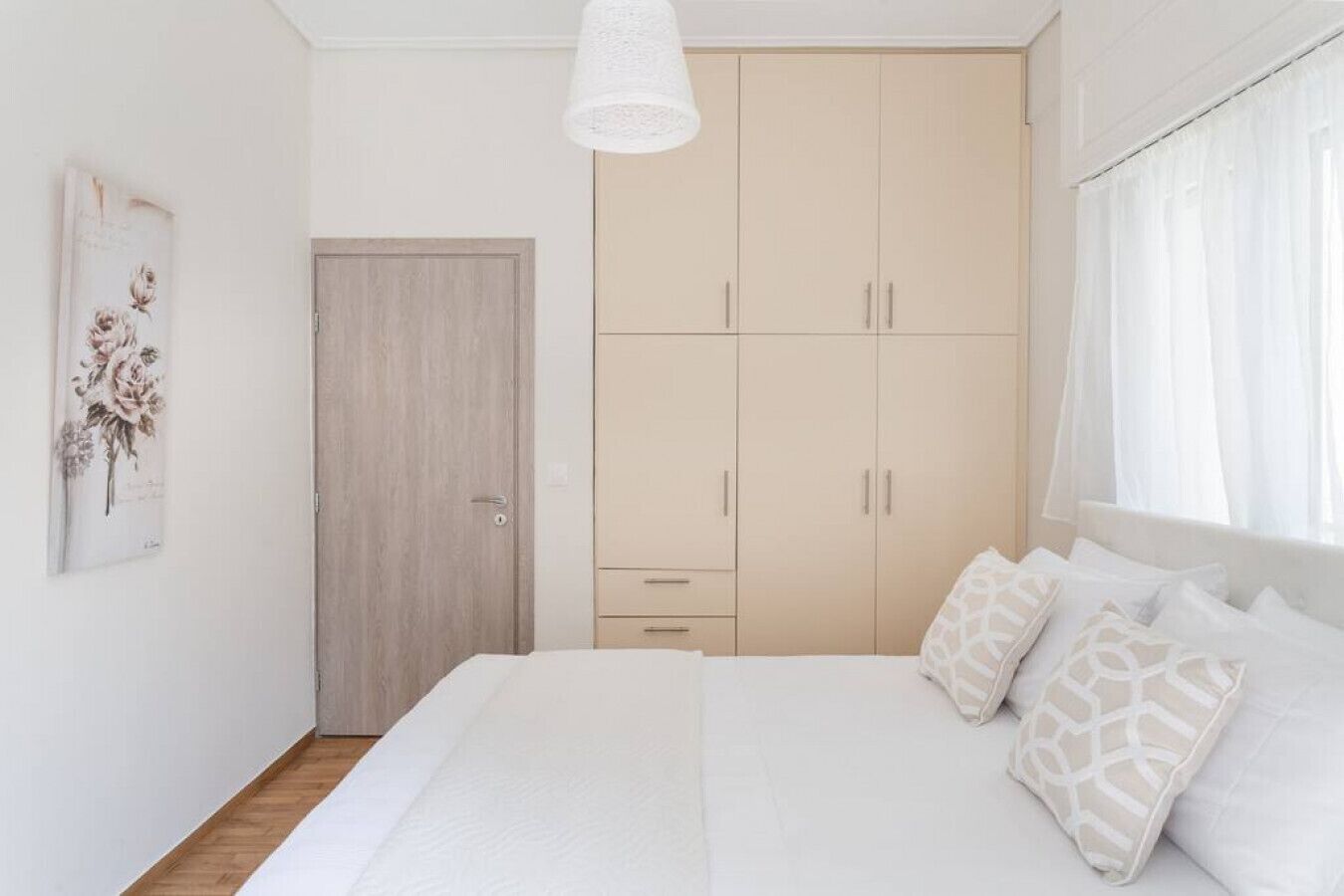 Un dormitorio con cama, armario y puerta.