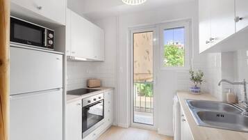 Fridge, microwave, oven, stovetop