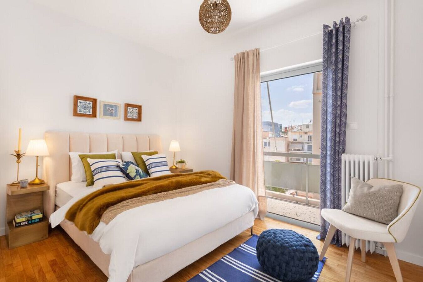 1 chambre, fer et planche à repasser, lit de bébé portatif