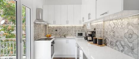 Kjøleskap, mikrobølgeovn, ovn og kokeplater