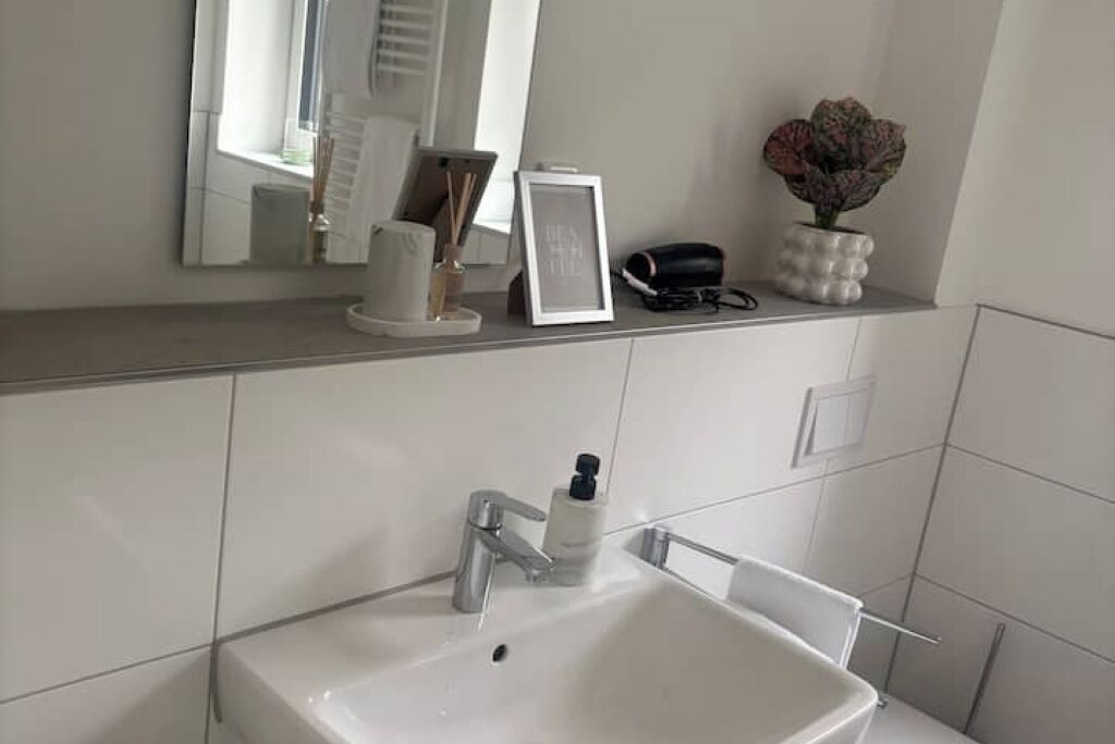 Een douche, een haardroger, handdoeken, toiletpapier