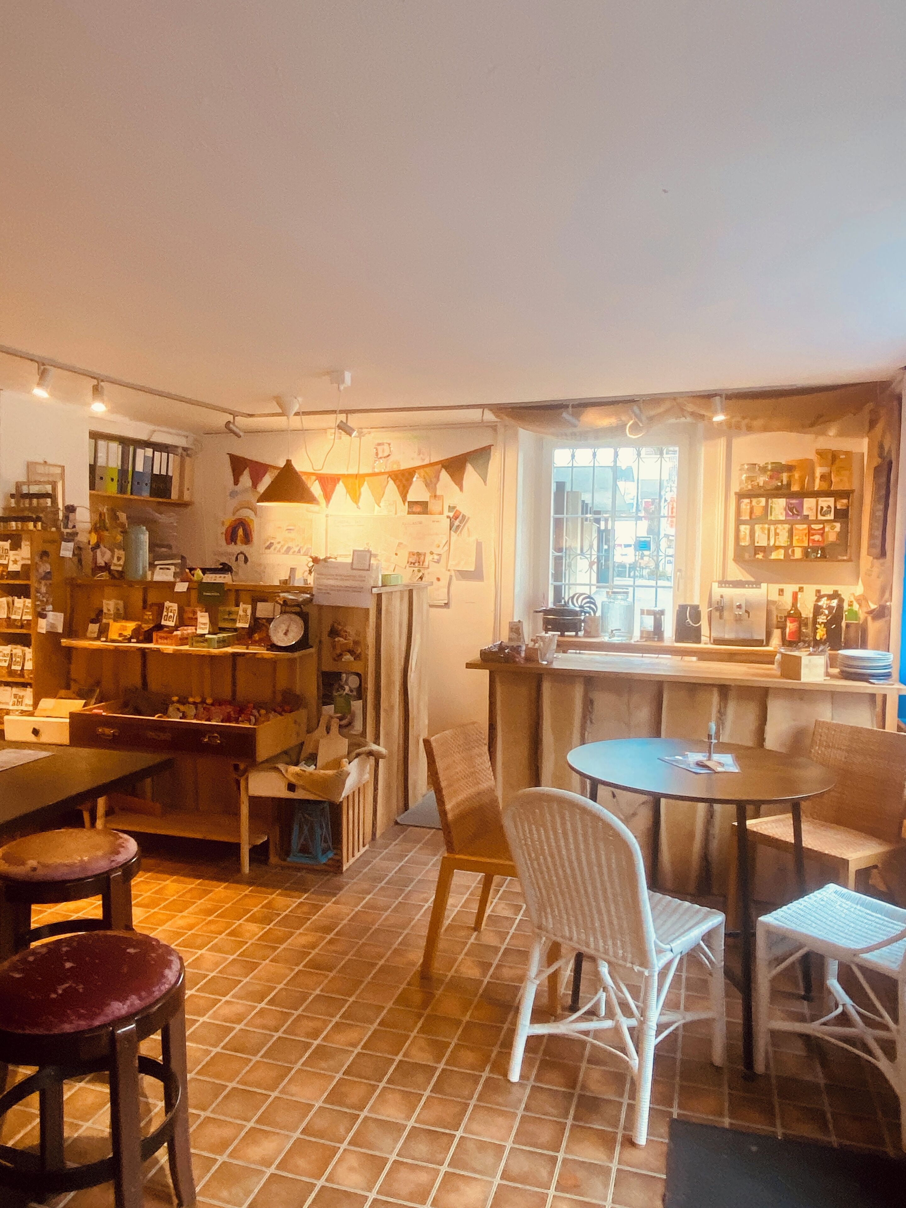 Shared Dormitory, 1 Bedroom, Balcony, Garden View | Tempat makan