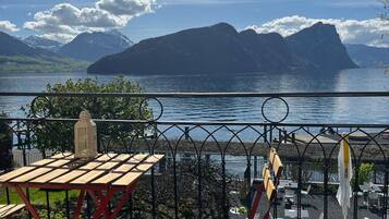 Shared Dormitory, 1 Bedroom, Balcony, Garden View | Tempat makan luar