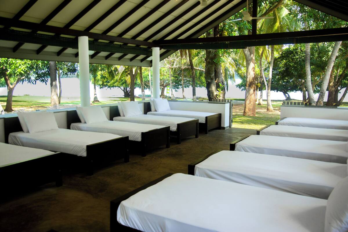 Phòng tập thể tiện nghi đơn giản, quang cảnh hồ | Bộ đồ giường cao cấp, trang bị nội thất với thiết kế riêng biệt 