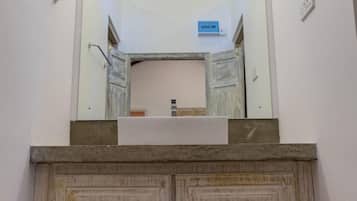 Luxury-Doppel- oder -Zweibettzimmer, Terrasse, Seeblick | Badezimmer | Kostenlose Toilettenartikel, Seife, Shampoo, Toilettenpapier