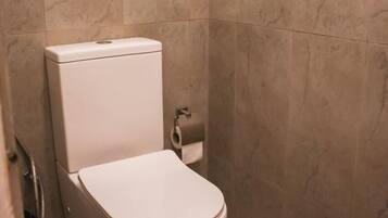 Quarto casal ou duplo superluxo, varanda, vista para o lago | Banheiro | Produtos de toalete grátis, sabonete, shampoo, papel higiênico