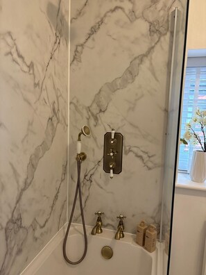 Sèche-cheveux, serviettes fournies, savon, papier toilette