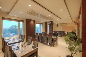 Desayuno a la carta diario (INR 500 por persona)