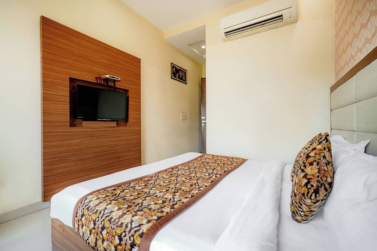 Deluxe Room | In-room safe, desk, blackout drapes, free WiFi