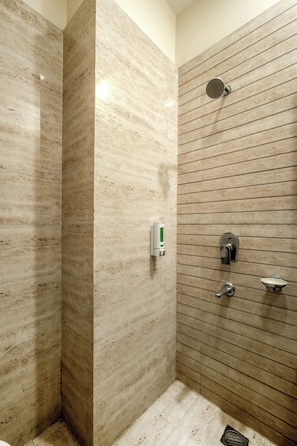 Deluxe Room | Bathroom | Shower, towels - Pax Hotel Welcome Inn Opp. Rly Stn ASR (Amritsar)