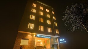 Rakennuksessa on kyltti, jossa lukee yöllä: ”PAX Welcome Inn” ja ”PAX Wesone Inn”.