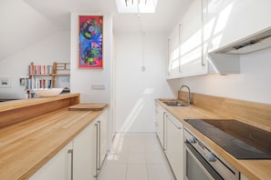 Fridge, microwave, toaster, cookware/dishes/utensils - Primrose Heights, by Veeve (London)