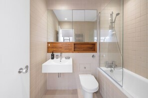 Shower, hair dryer, towels - Primrose Heights, by Veeve (London)
