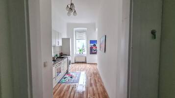 Basic-Apartment | Eigene Küche | Kühlschrank, Mikrowelle, Ofen, Herdplatte