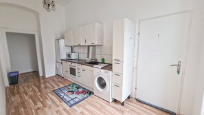 Basic-Apartment | Eigene Küche | Kühlschrank, Mikrowelle, Ofen, Herdplatte