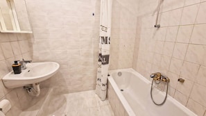 Basic-Apartment | Badezimmer | Duschwanne, kostenlose Toilettenartikel, Haartrockner, Handtücher