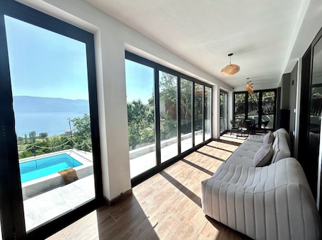 TV. Bella Vista Rezidencë • Private Pool • Lake View • Hot Tub • Free Wi-Fi