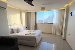 WiFi - Modern Deluxe Studio by the Pyramids – Comfort & Style in Giza (Giza Governorate)
