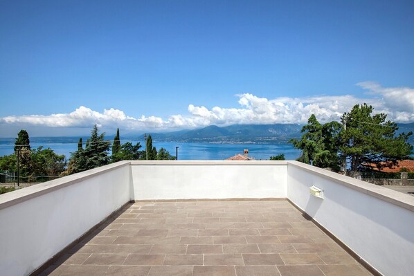 Terrace/patio - Holiday Home 'Ca Bosca - Fine Living' with Lake View, Wi-Fi and Air Conditioning (Torri del Benaco)
