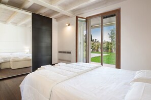 Tabla de planchar con plancha, wifi y ropa de cama 