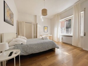 Silitysrauta/-lauta, Wi-Fi, vuodevaatteet