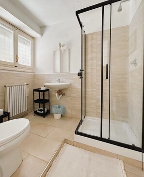 Douche, sèche-cheveux, bidet, serviettes fournies