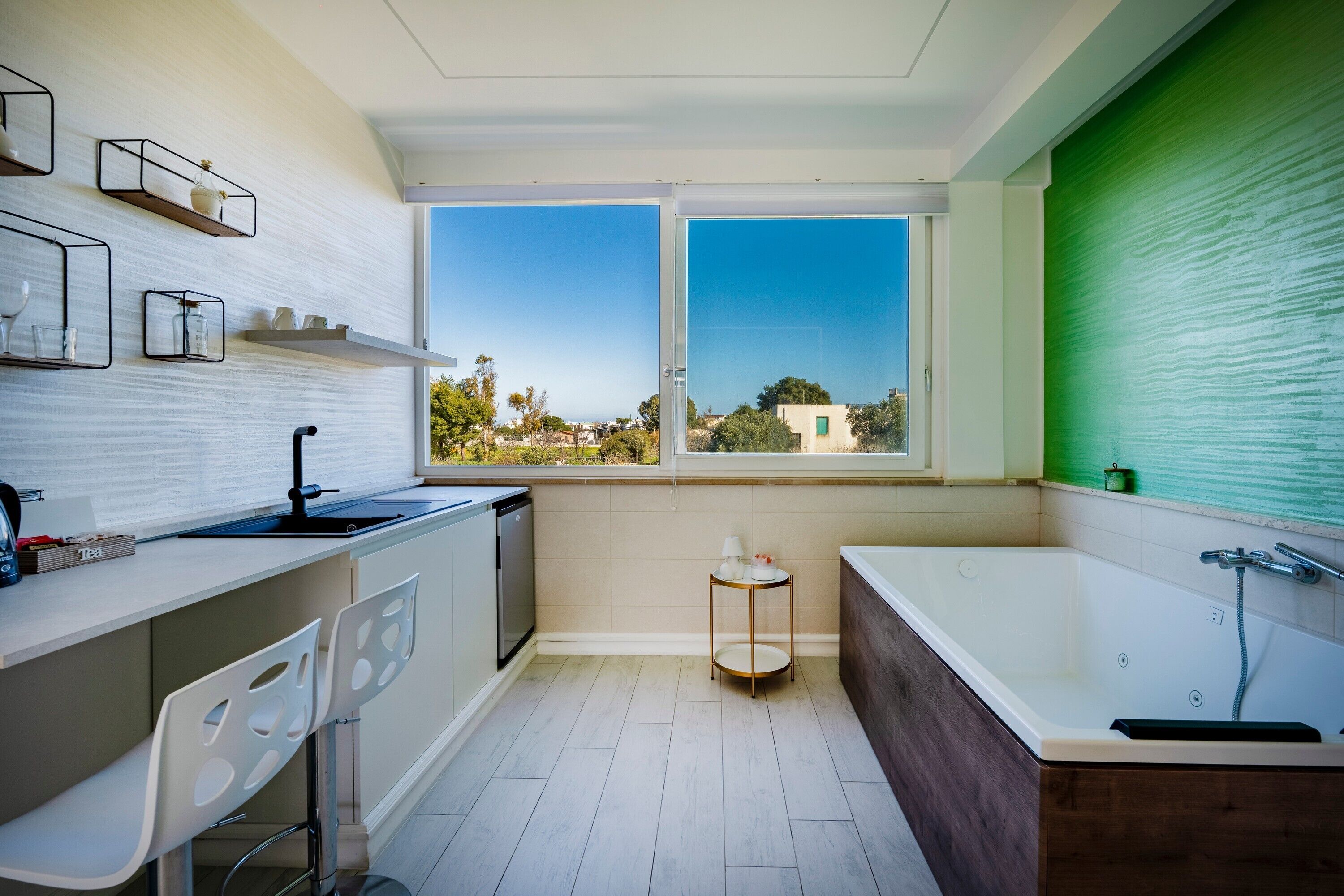 Jääkaappi, vedenkeitin, keittoastiat/astiat/ruokailuvälineet