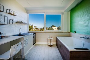 Jääkaappi, vedenkeitin, keittoastiat/astiat/ruokailuvälineet