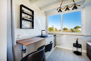 Een koelkast, een koffiezetapparaat/waterkoker, een waterkoker