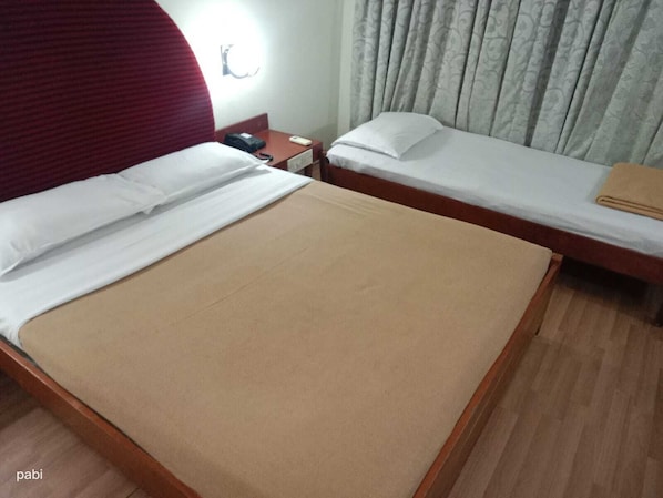 Deluxe Quadruple Room | Desk, free WiFi - Hotel Goutham Manor (Chennai)