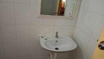 Deluxe Double or Twin Room, City View | Bathroom | Shower, towels