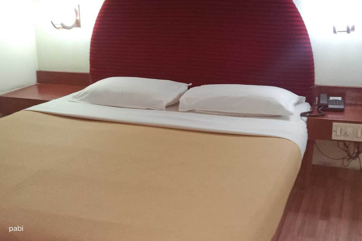 Deluxe Double or Twin Room, City View | Desk, free WiFi