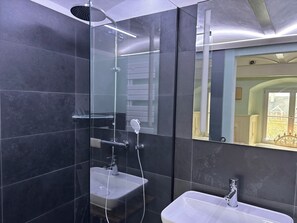Dusche, Haartrockner, Handtücher, Seife