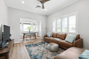 Smart TV - Mosman - BALO3 - The Esplanade - Top-floor apartment overlooking Balmoral beach (Mosman)