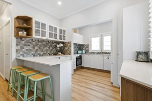 Microwave, stovetop, dishwasher - Mosman - BALO3 - The Esplanade - Top-floor apartment overlooking Balmoral beach (Mosman)